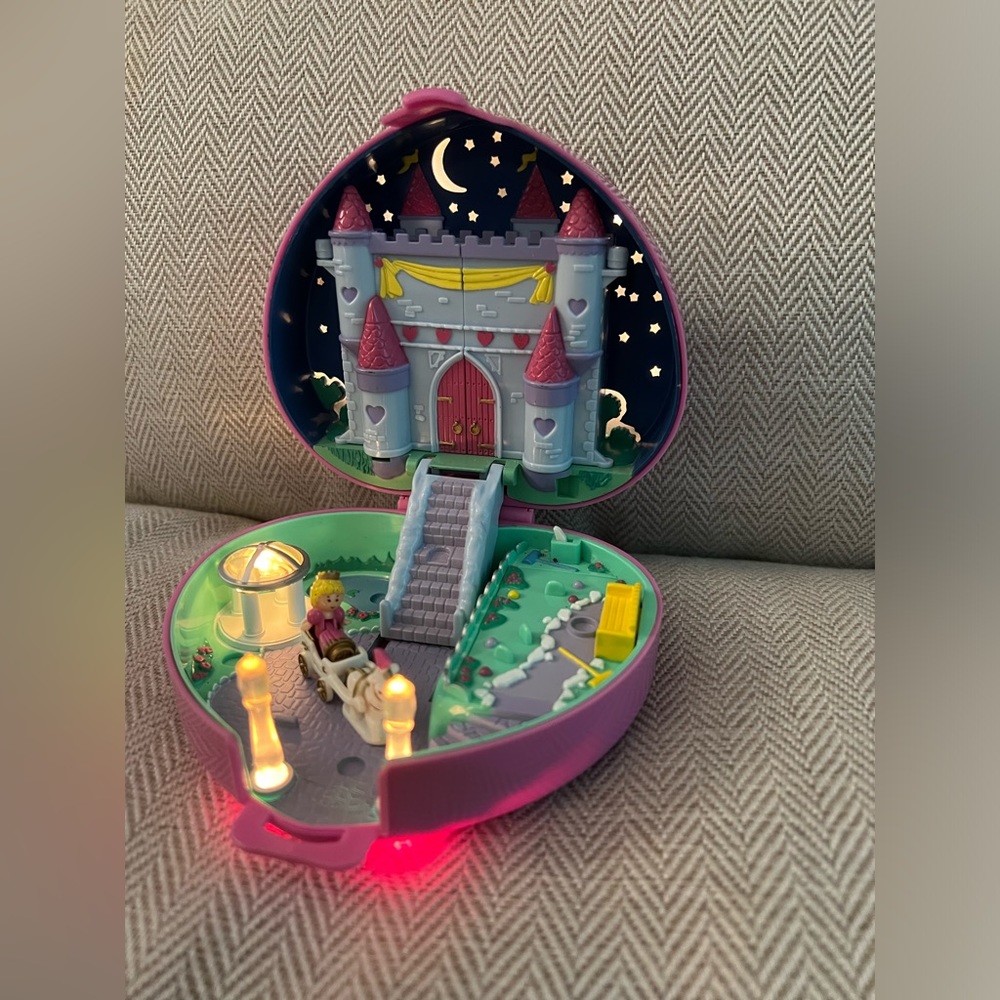 1992 Lighted Polly Pocket Starlight Castle - Lights Work! 3 figures included!